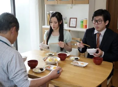 Quá nứng, con dâu banh vùng kín ra cho bố chồng chén